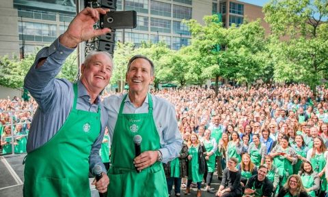 Cựu CEO Starbucks: “Không chỉ khách hàng, nhân viên cũng là thượng đế”