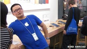 Nhân viên trong bản gốc cửa hàng giả tin rằng họ đã làm việc trong một cửa hàng Apple thực sự