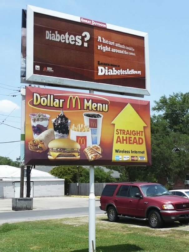 Quảng cáo của hãng đồ ăn nhanh McDonald’s với dòng chữ “Thẳng tiến” lại đặt ngay dưới quảng cáo về bệnh tiểu đường.