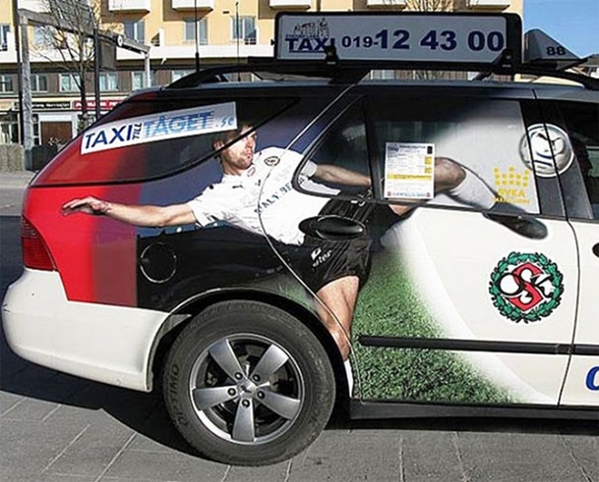 Bức ảnh cầu thủ dán trên taxi khiến vị trí mở cửa trở nên kỳ cục.