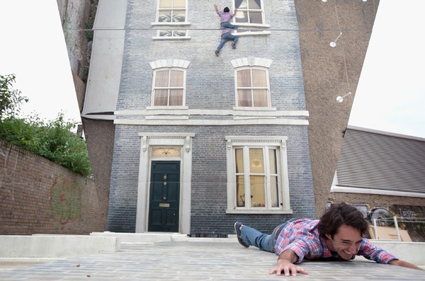 Căn nhà gương Dalton's House tại London với tấm gương khổng lồ để bạn thỏa sức thể hiện tài leo tường như người nhện.