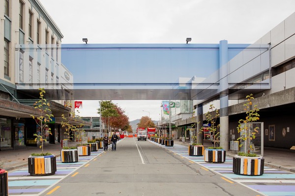 Cây cầu sơn màu "tàng hình" của nghệ sĩ Mark Hewson tại New Zealand.