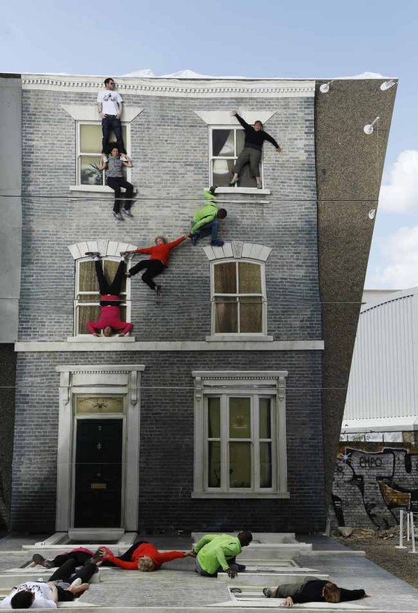 Căn nhà gương Dalton's House tại London với tấm gương khổng lồ để bạn thỏa sức thể hiện tài leo tường như người nhện.