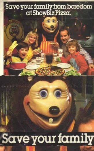 "Hãy để hãng bánh pizza Showbiz mang đến sự vui vẻ cho gia đình bạn". Không biết gia đình có vui vẻ hay không, nhưng, trẻ con sẽ phải khóc thét bởi con chuột xấu xí này.