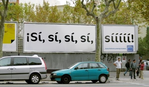 Tấm biển kéo dài quảng cáo sản phẩm bao cao su Durex "kéo dài niềm vui".