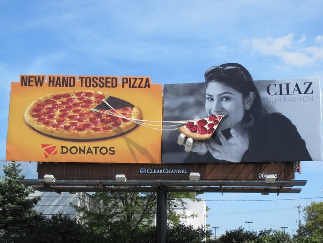 Hãng pizza Donatos (Mỹ) đã tận dụng ngay biển quảng cáo của thương hiệu thời trang Chaz bên cạnh để tạo thành hình ảnh siêu sáng tạo.