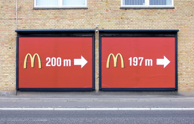 Quảng cáo rút ngắn khoảng cách tuy đơn giản mà ấn tượng của hãng ăn nhanh McDonald’s.