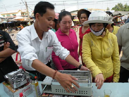 Giới thiệu bếp gas Namilux mới trong chương trình Sản phẩm mới về làng::Ảnh: B.HOÀN hangvietvelang